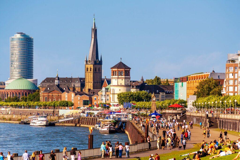 Sommerlicher Feierabend an der Rheinpromenade Düsseldorf