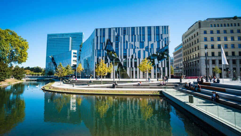 DÜSSELDORF, DEUTSCHLAND - 30. SEPTEMBER 2018: Blick auf den Ko-Bogen. Der Ko-Bogen ist ein großer Büro- und Einzelhandelskomplex, der von dem New Yorker Architekten Daniel Libeskind entworfen wurde.